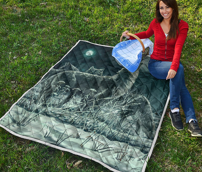 Howling Snowy Wolf Painting Print Quilt