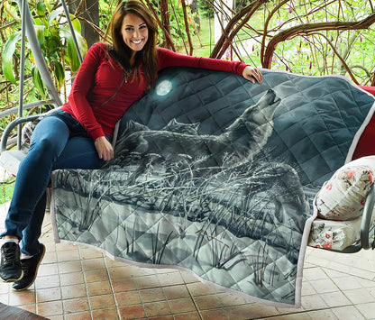 Howling Snowy Wolf Painting Print Quilt