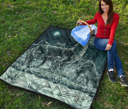 Howling Snowy Wolf Painting Print Quilt