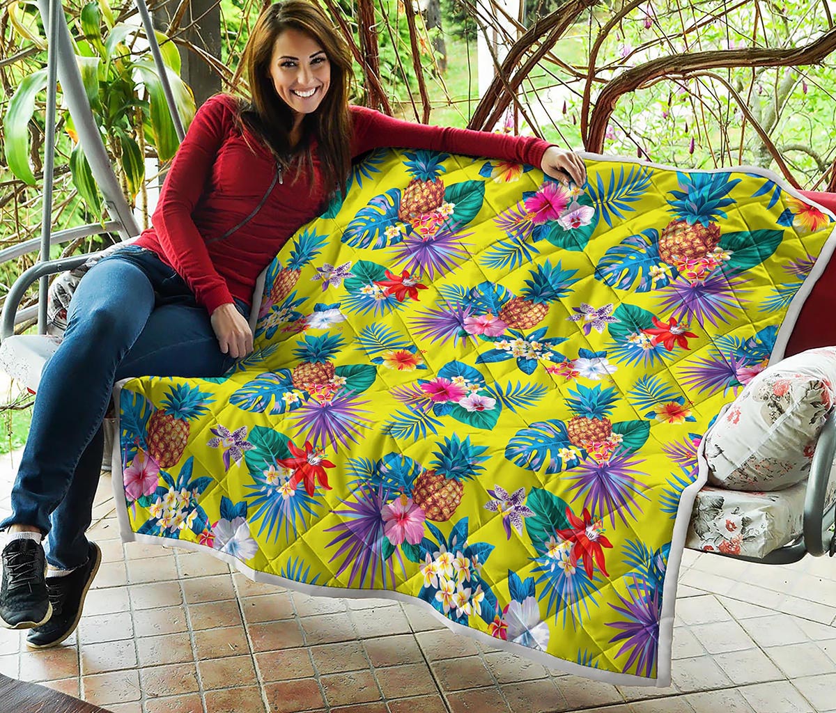Lime Hawaiian Pineapple Pattern Print Quilt