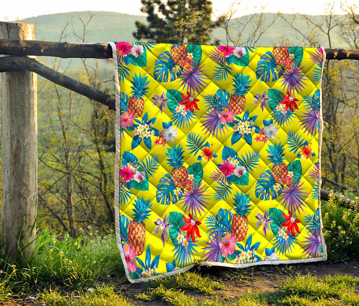 Lime Hawaiian Pineapple Pattern Print Quilt