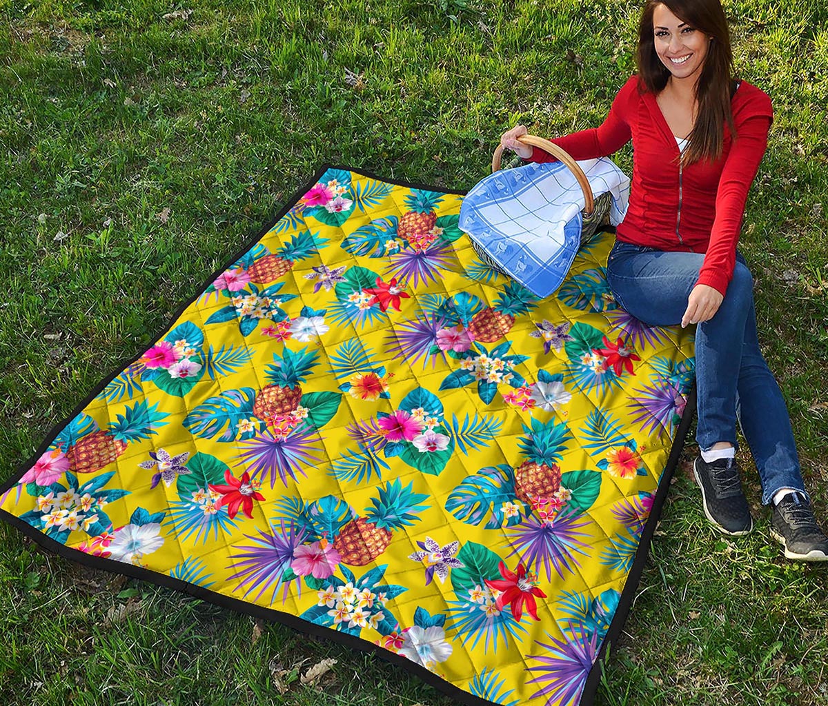 Lime Hawaiian Pineapple Pattern Print Quilt