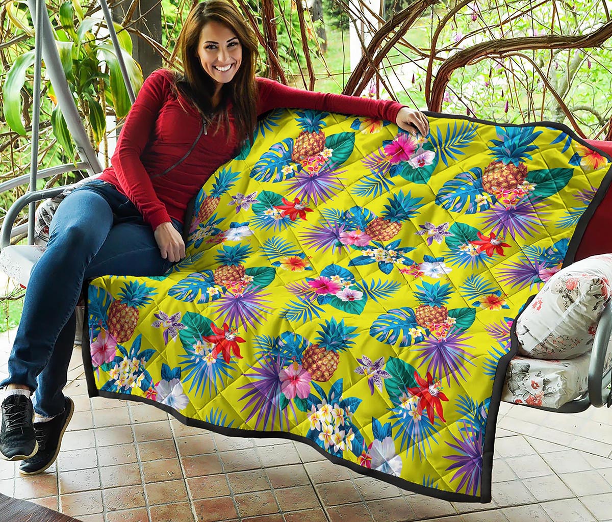 Lime Hawaiian Pineapple Pattern Print Quilt