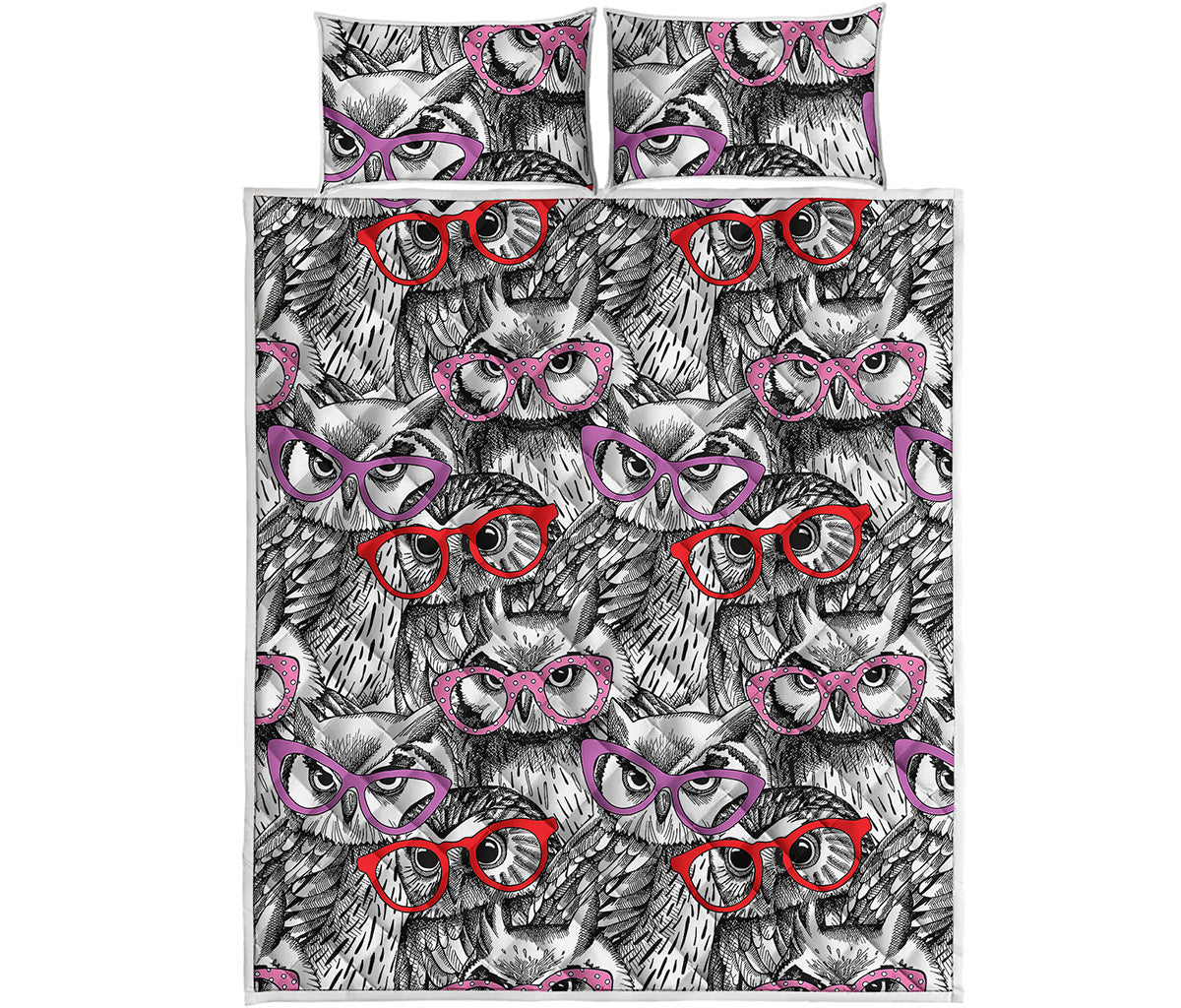 Owl With Glasses Pattern Print Quilt Bed Set