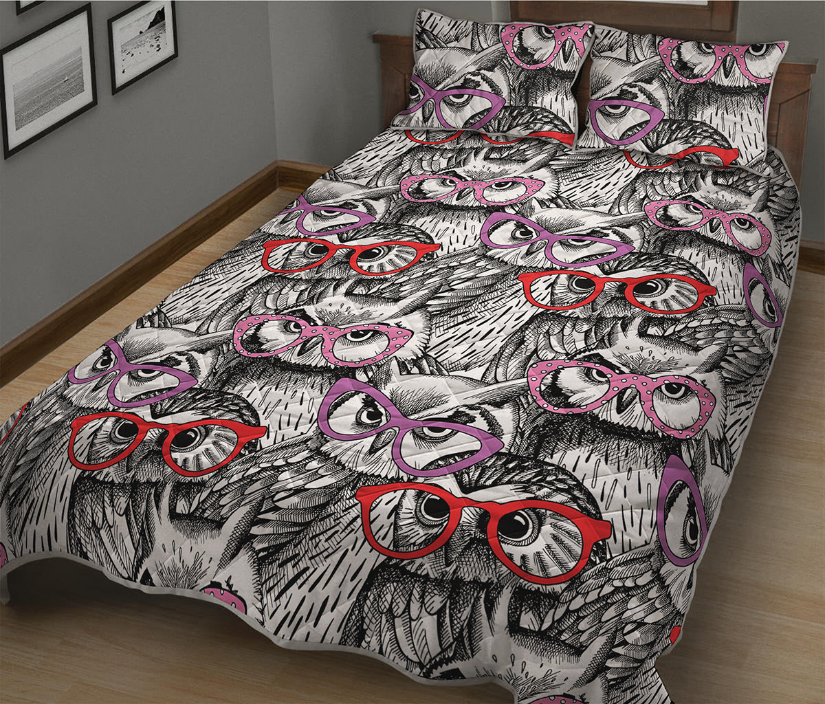 Owl With Glasses Pattern Print Quilt Bed Set