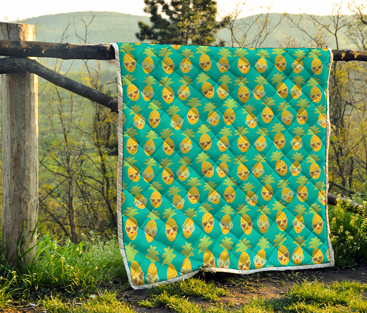 Pineapple Emoji Pattern Print Quilt