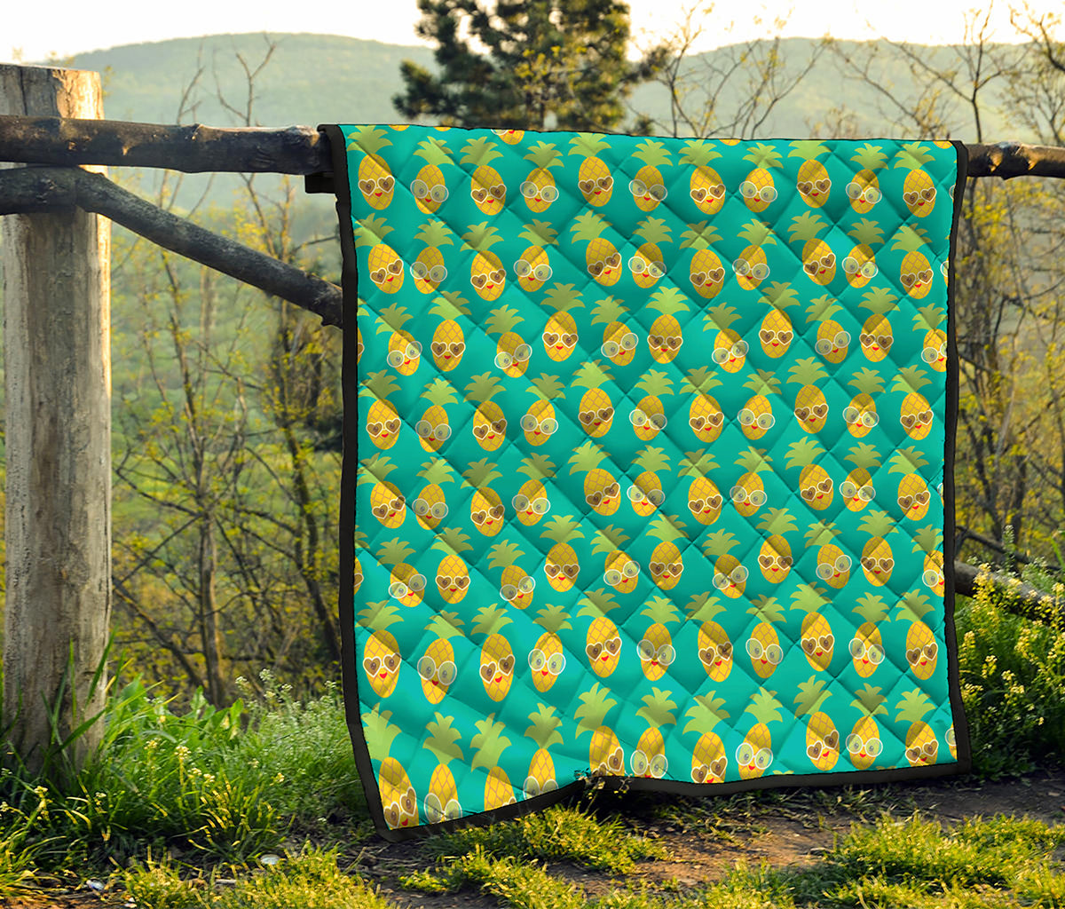 Pineapple Emoji Pattern Print Quilt