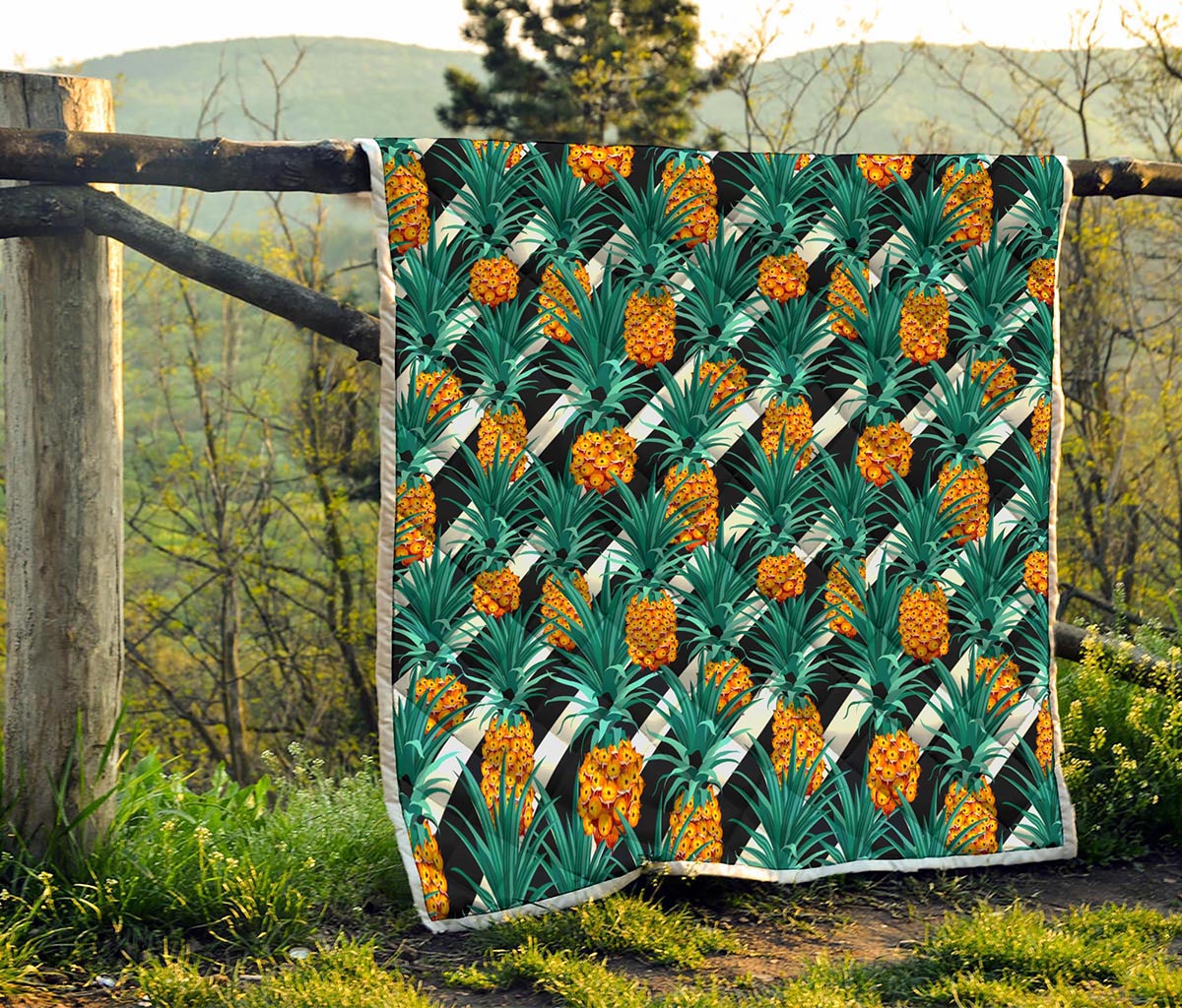 Pineapple Striped Pattern Print Quilt