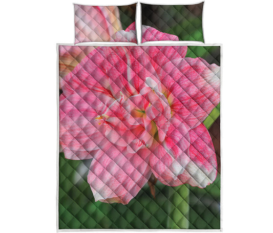 Pink Amaryllis Print Quilt Bed Set