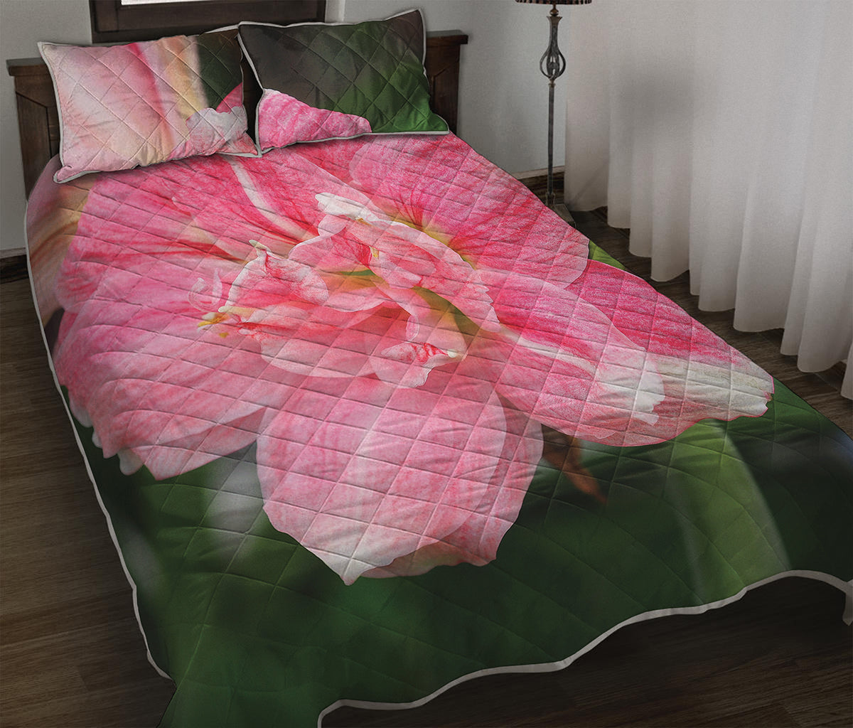 Pink Amaryllis Print Quilt Bed Set