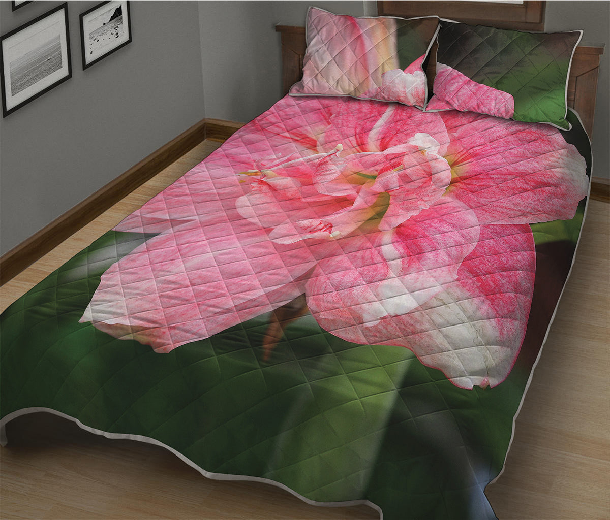 Pink Amaryllis Print Quilt Bed Set