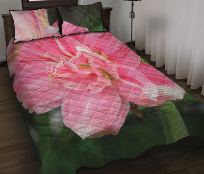 Pink Amaryllis Print Quilt Bed Set