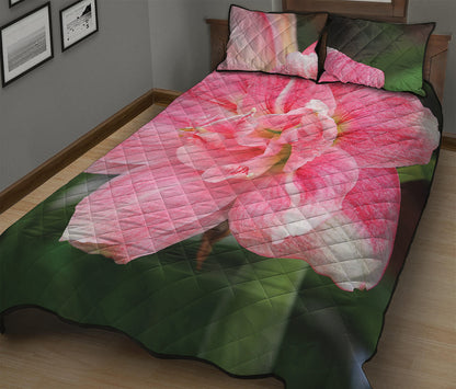 Pink Amaryllis Print Quilt Bed Set