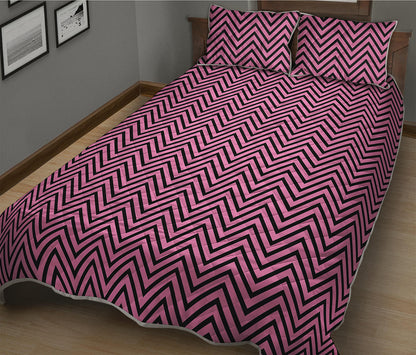 Pink And Black Zigzag Pattern Print Quilt Bed Set