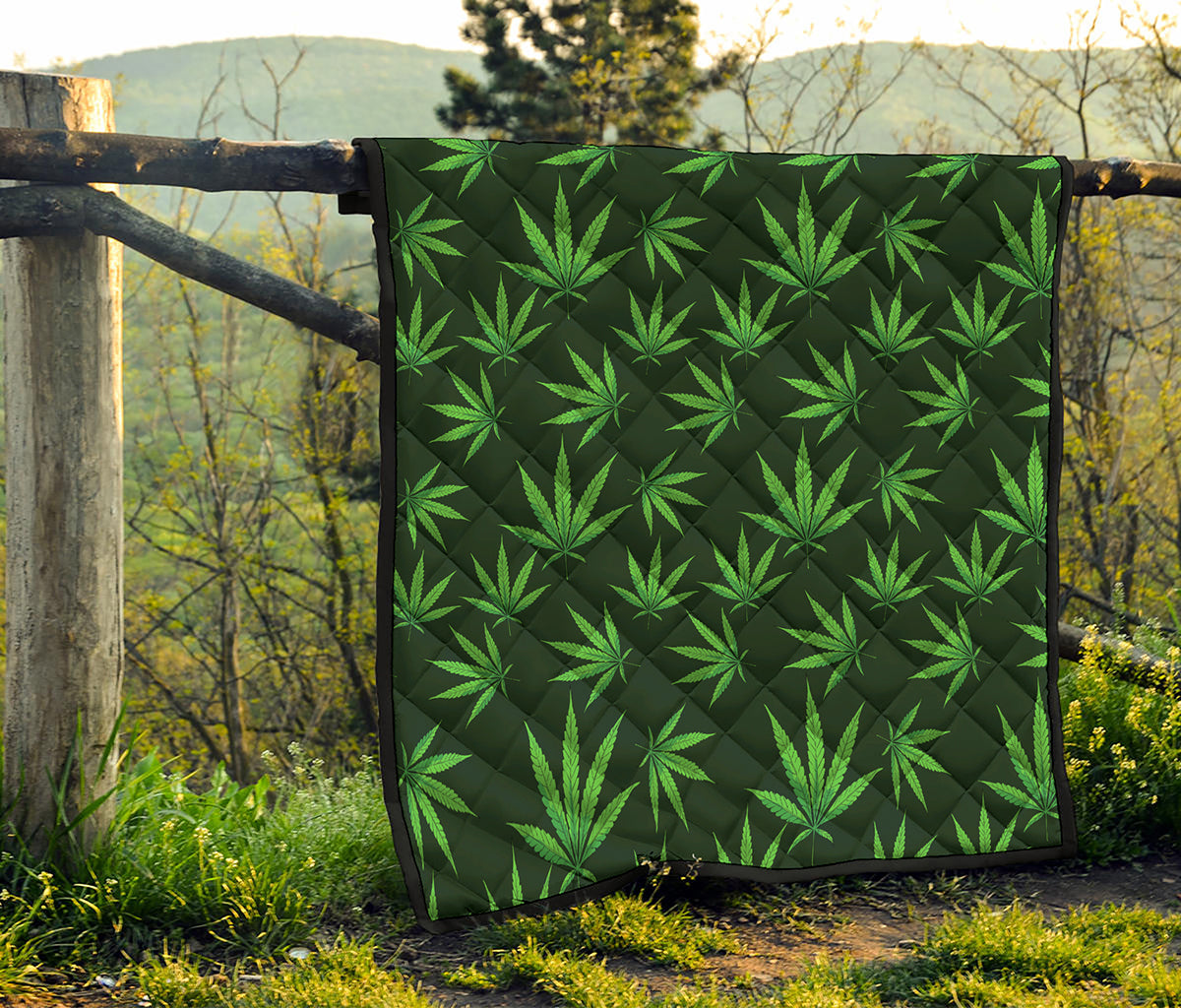 Pot Leaf Pattern Print Quilt