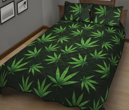 Pot Leaf Pattern Print Quilt Bed Set