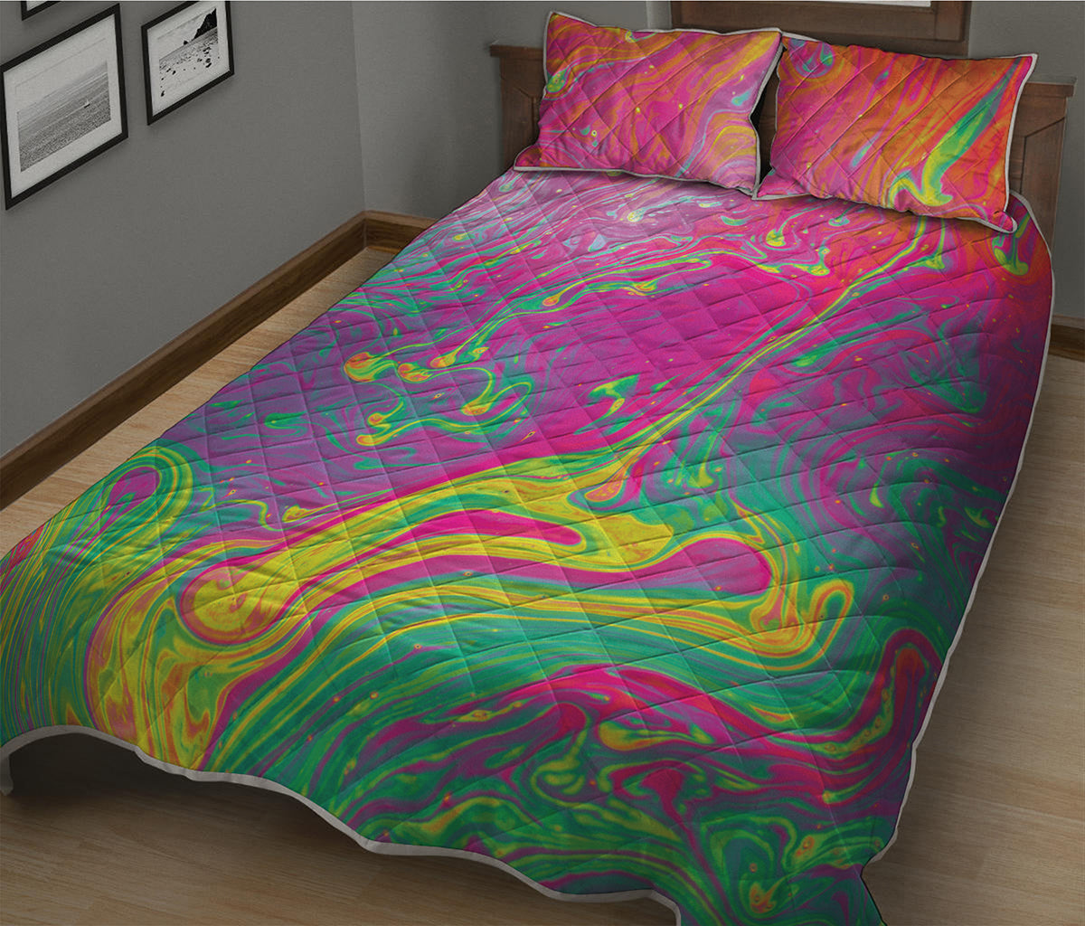 Psychedelic Formed Print Quilt Bed Set