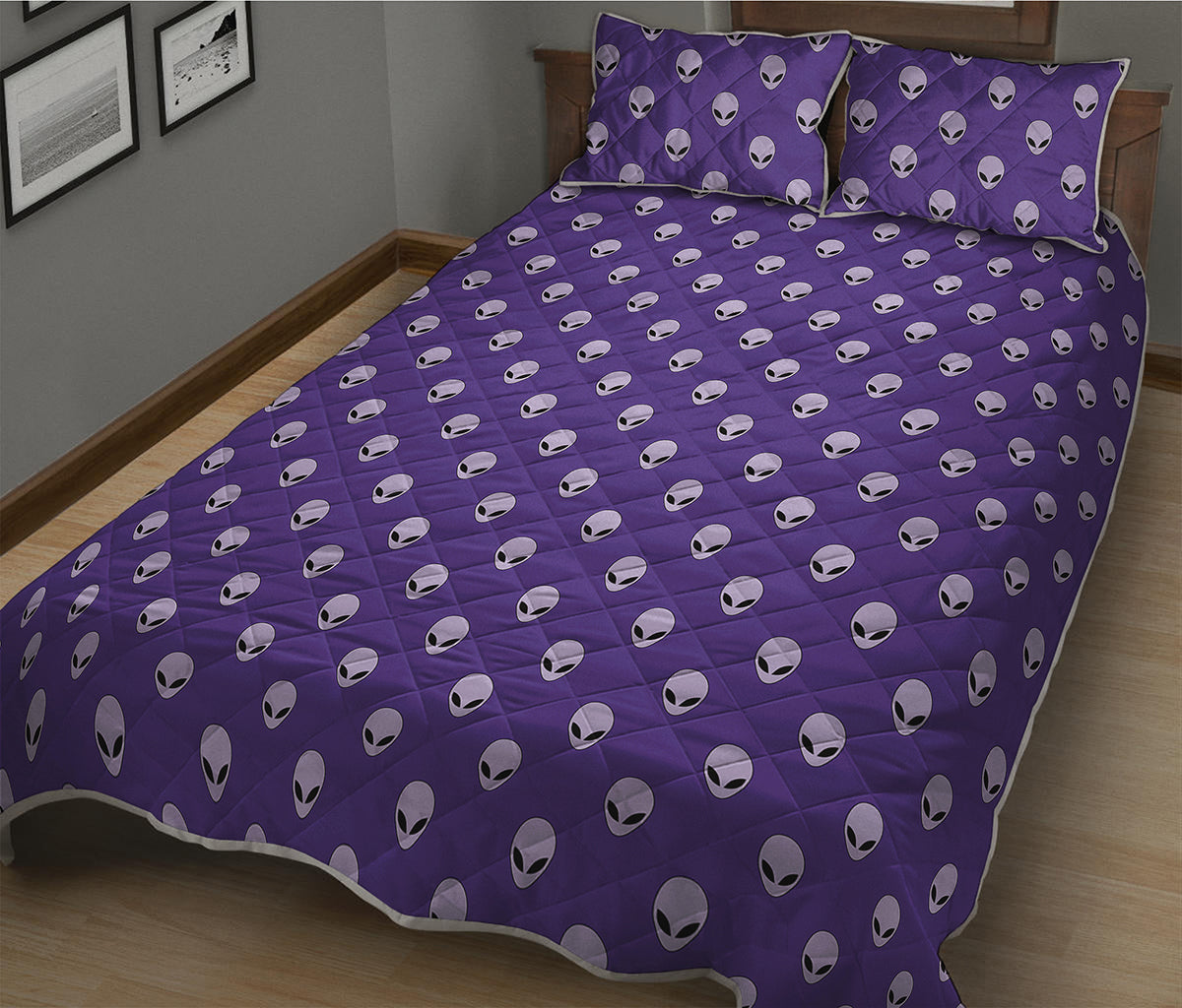 Purple Alien Face Pattern Print Quilt Bed Set