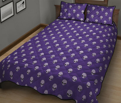 Purple Alien Face Pattern Print Quilt Bed Set