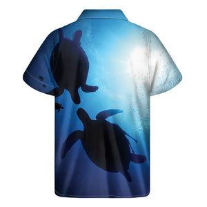 Sea Turtle Family Underwater Print Men's Short Sleeve Shirt