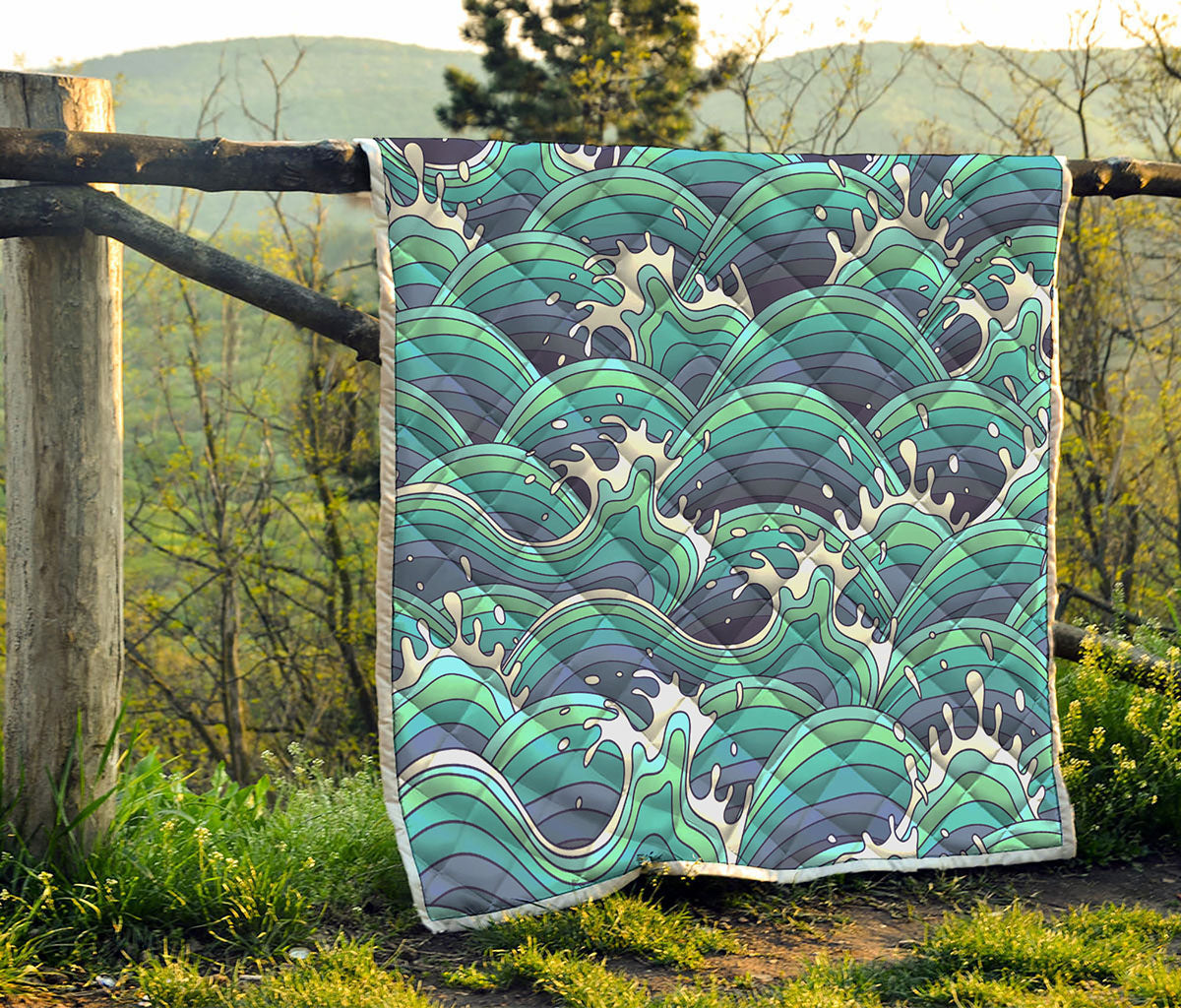 Sea Wave Surfing Pattern Print Quilt