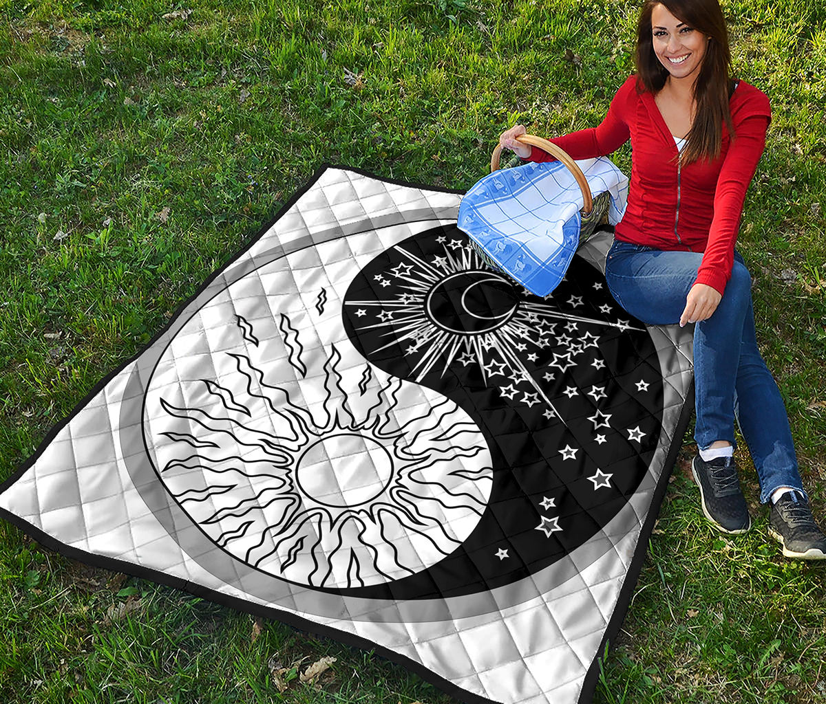 Sun And Moon Yin Yang Print Quilt