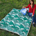 Surfing Wave Pattern Print Quilt