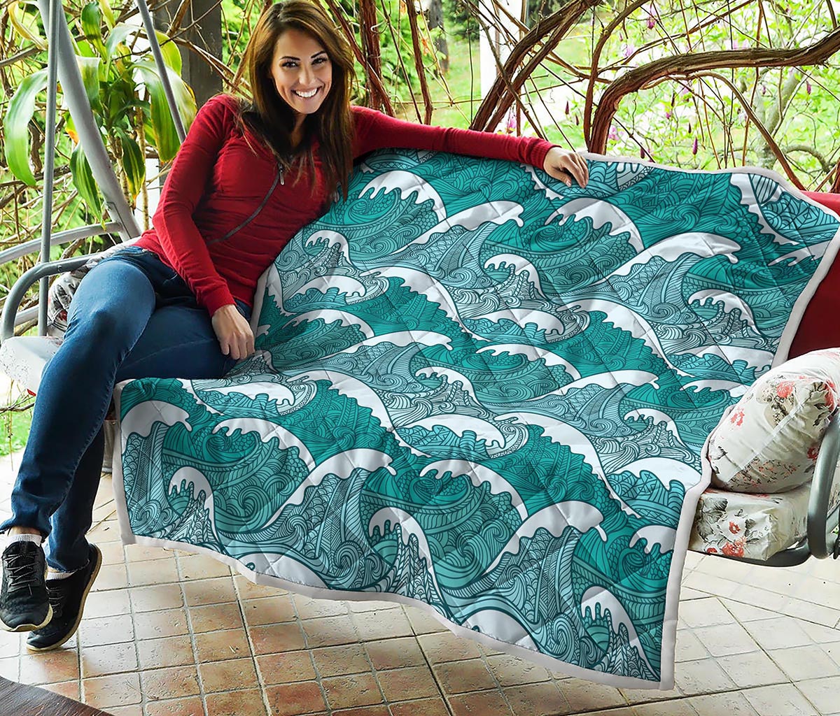 Surfing Wave Pattern Print Quilt