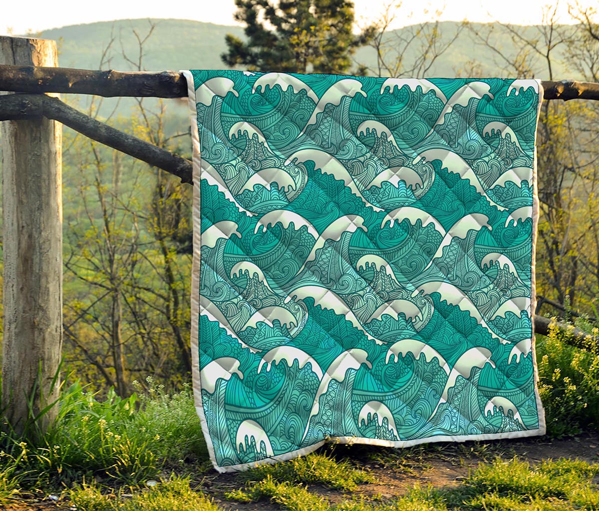 Surfing Wave Pattern Print Quilt