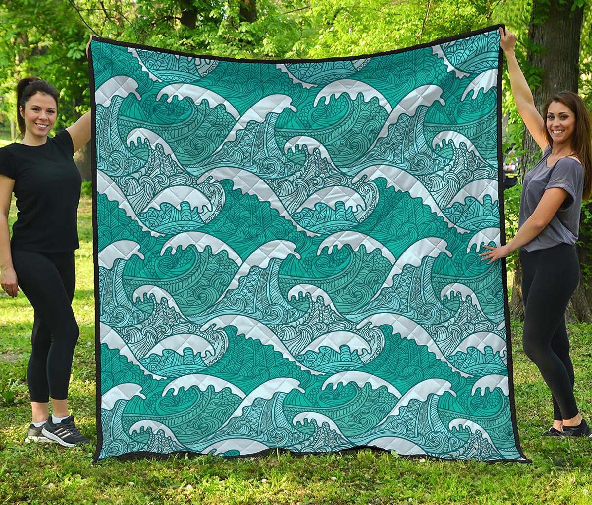 Surfing Wave Pattern Print Quilt