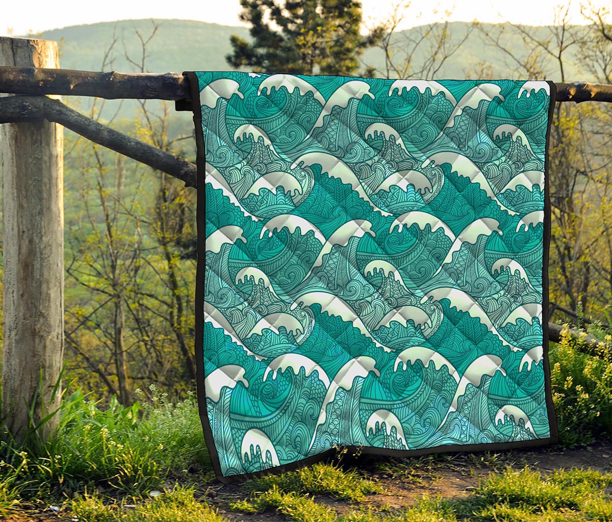 Surfing Wave Pattern Print Quilt