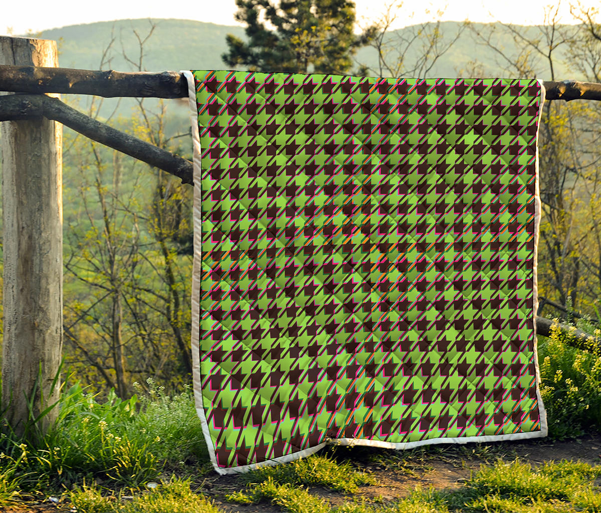 Trippy green Houndstooth Pattern Print Quilt