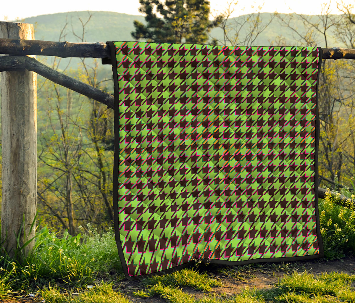 Trippy green Houndstooth Pattern Print Quilt