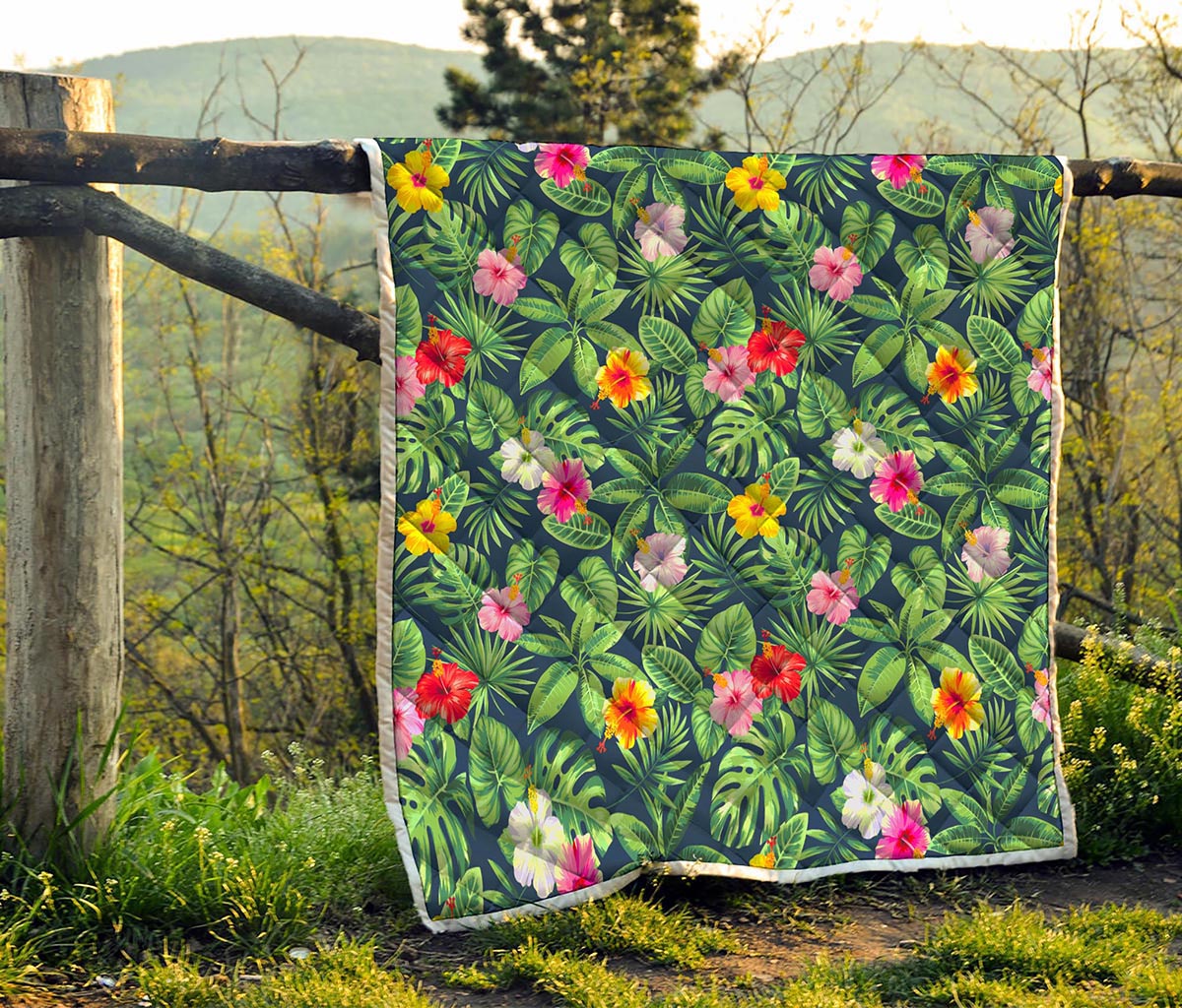 Tropical Hibiscus Flowers Pattern Print Quilt