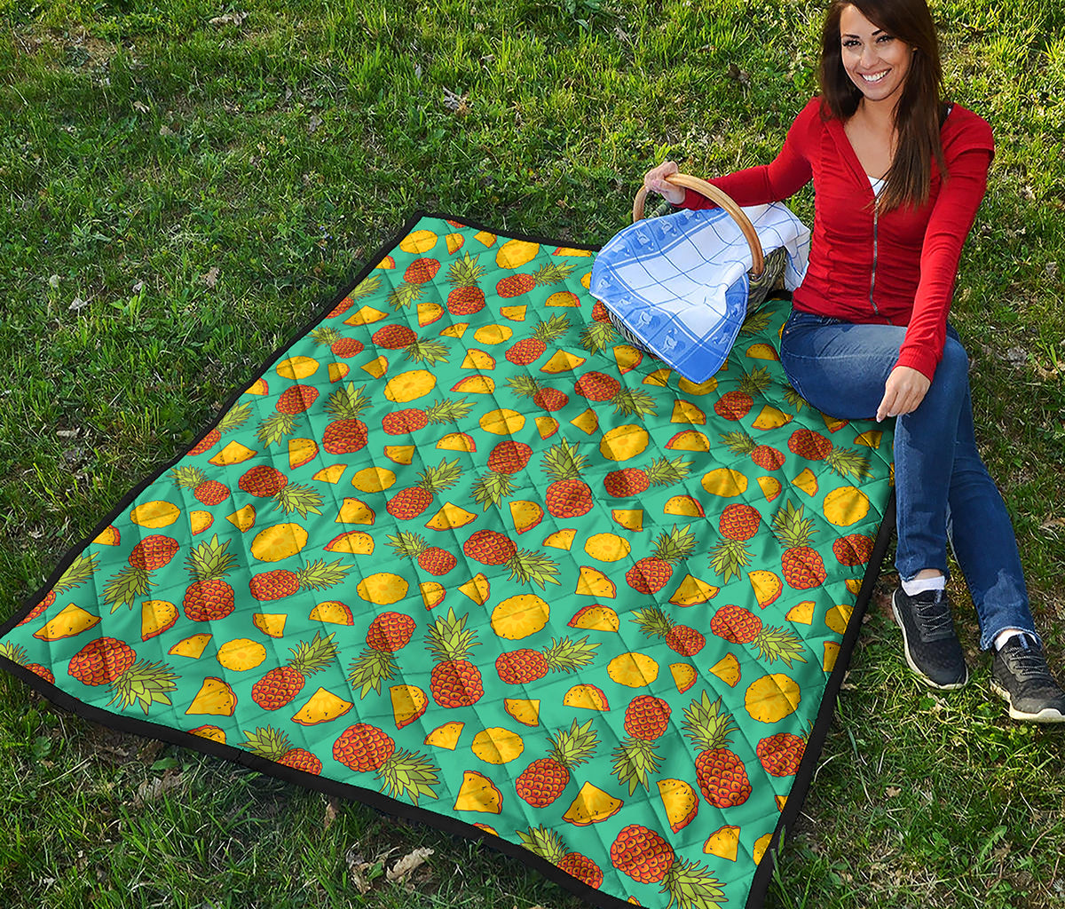 Tropical Pineapples Pattern Print Quilt