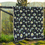 Watercolor Daisy Floral Pattern Print Quilt