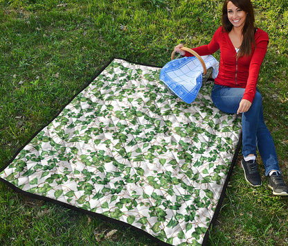 Watercolor Ivy Leaf Pattern Print Quilt