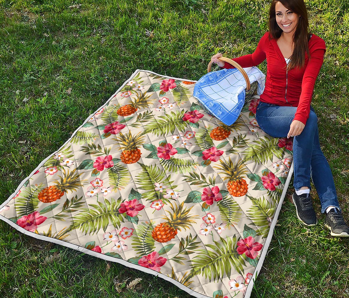 White Aloha Pineapple Pattern Print Quilt