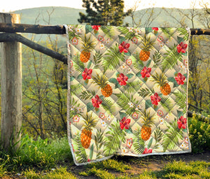 White Aloha Pineapple Pattern Print Quilt