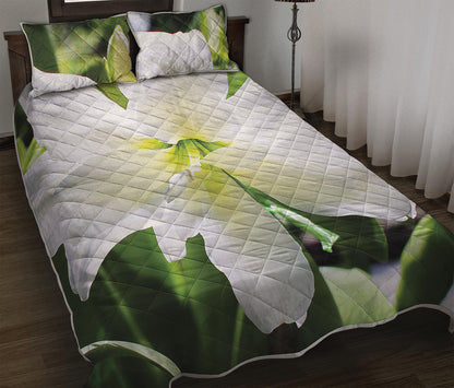 White Amaryllis Print Quilt Bed Set