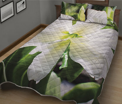 White Amaryllis Print Quilt Bed Set