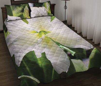White Amaryllis Print Quilt Bed Set
