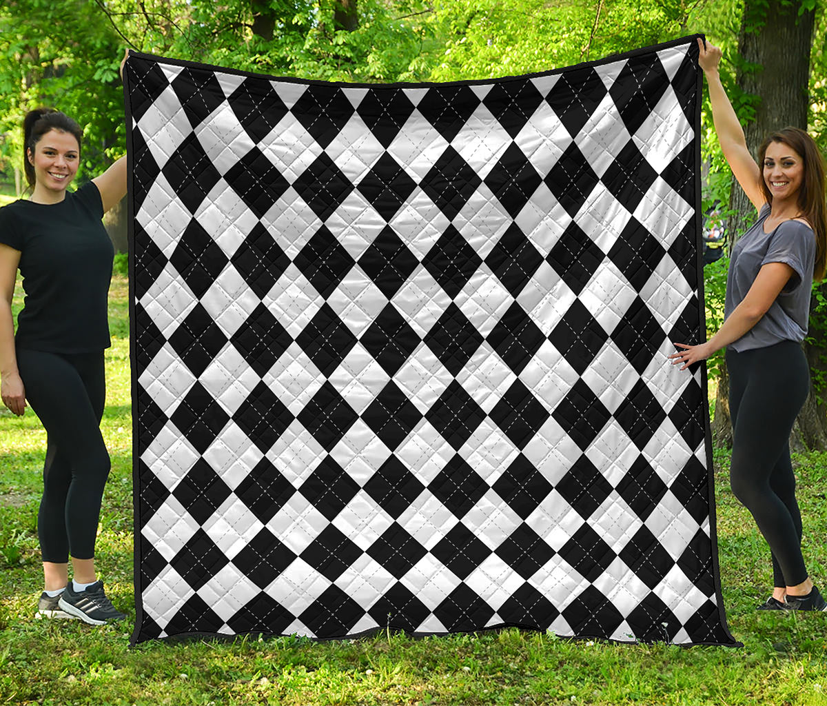 White And Black Argyle Pattern Print Quilt