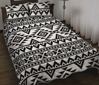 White And Black Aztec Pattern Print Quilt Bed Set