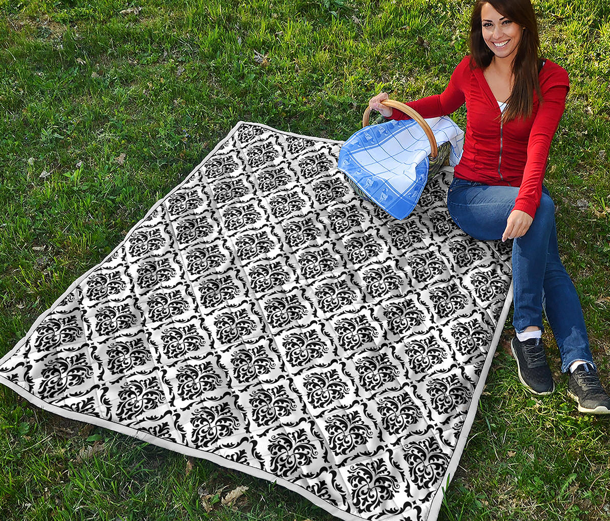 White And Black Damask Pattern Print Quilt