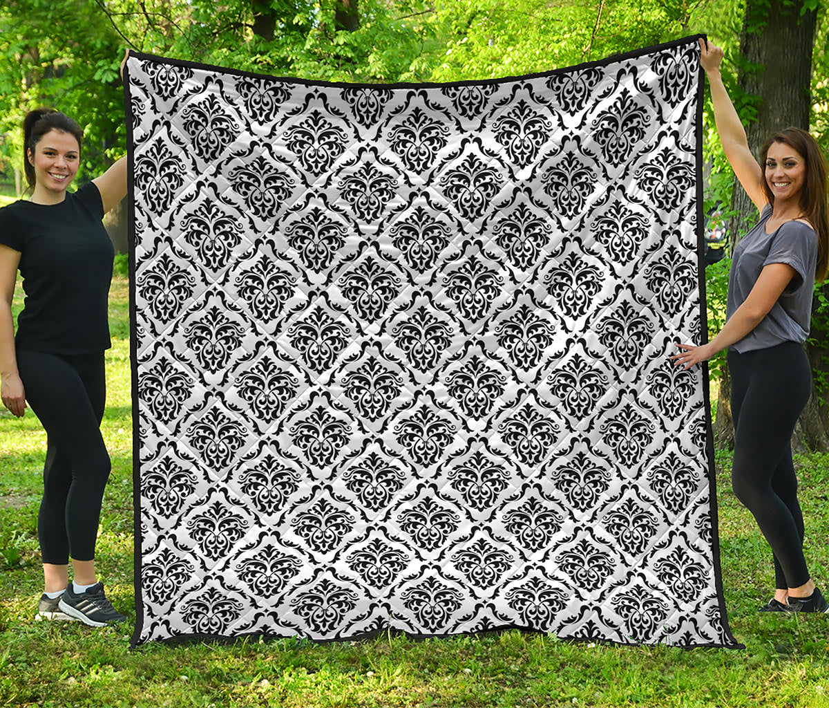 White And Black Damask Pattern Print Quilt