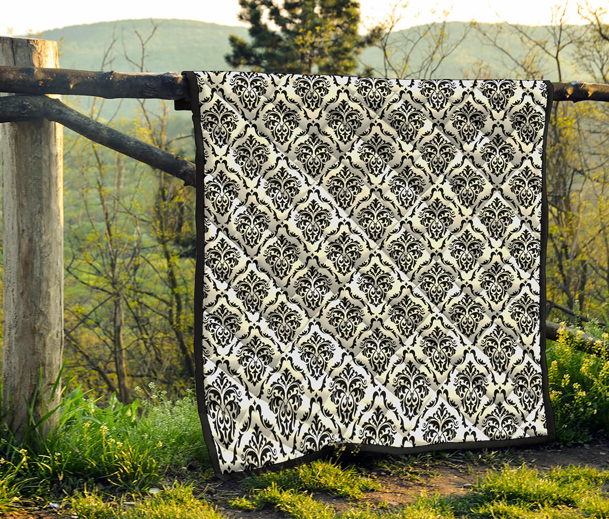 White And Black Damask Pattern Print Quilt