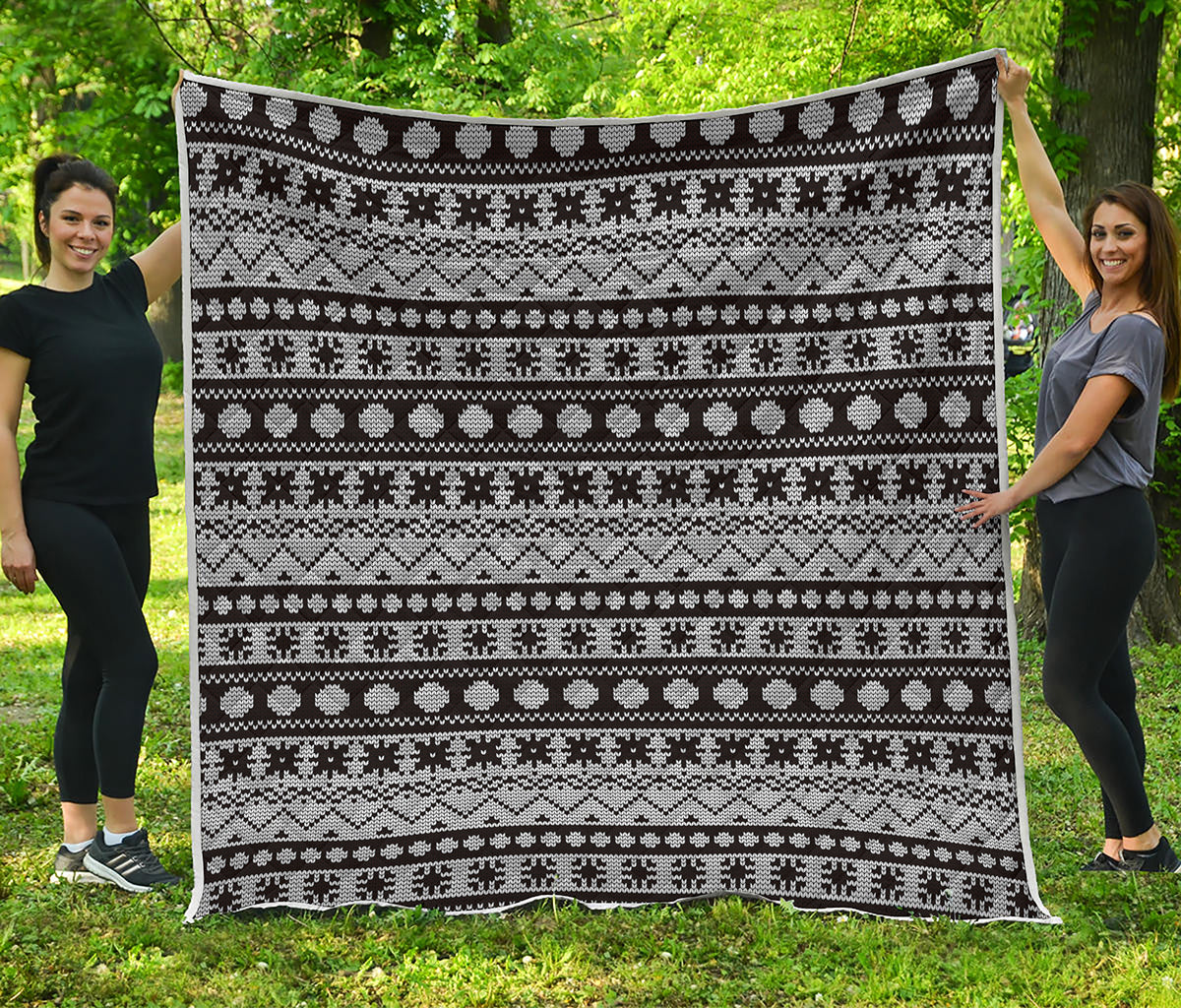White And Black Knitted Pattern Print Quilt