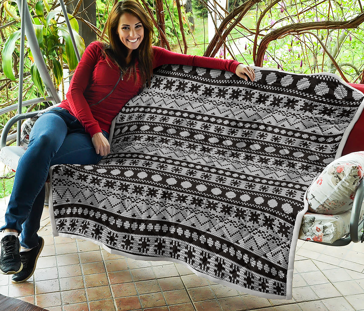 White And Black Knitted Pattern Print Quilt