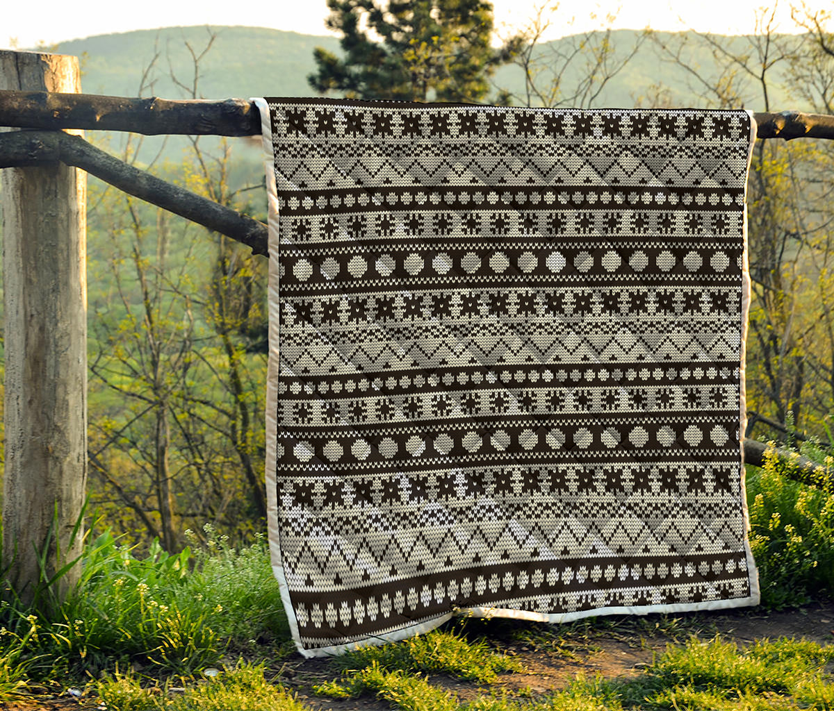 White And Black Knitted Pattern Print Quilt